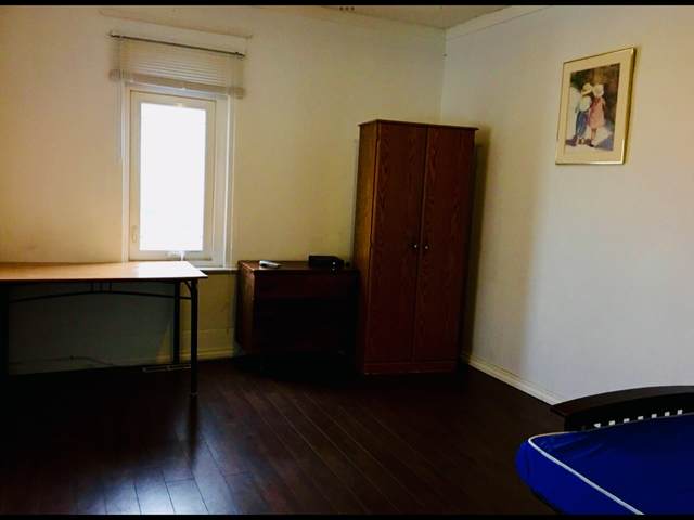 　　Room for rent in Crescent Heights NW