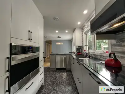 Superficie du terrain 7000 pi2, rez-de-chaussée 3 +1 chambres, salle de bain (bain et douche), cuisi...