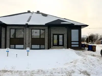 DISPONIBLE A LOUER! | $2000/month BRAND NEW 2025 CONSTRUCTION TOWNHOUSE IN VALLEYFIELD 3 complete be...