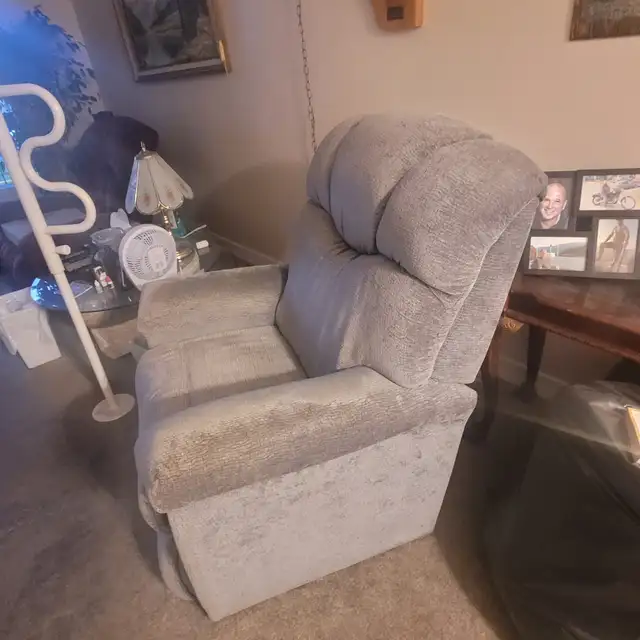 Gently used Lazyboy lift chair in Chairs & Recliners in Edmonton - Image 3