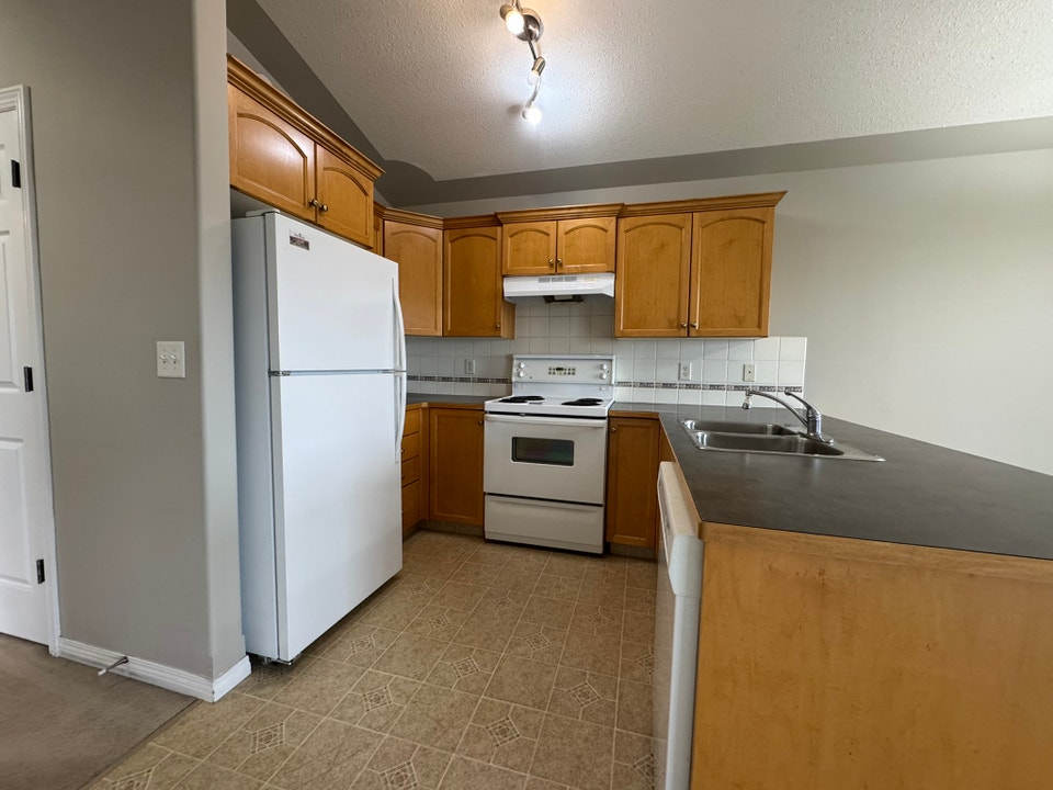 Spacious 2 Bed Apt with Covered Parking - Small Pet Friendly! 3