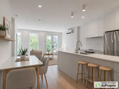 Coup de coeur assuré et excellent choix financier ! Magnifique condo divise situé au 2e étage dans L...