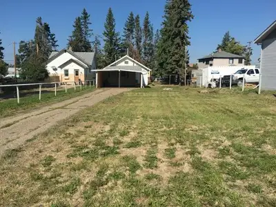 Come take a look at this home on a 1/4 acre lot in the heart of Sylvan Lake! This home is close to m...