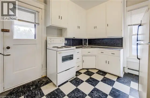 698 KING Street W Kitchener, Ontario in Houses for Sale in Kitchener / Waterloo - Image 29