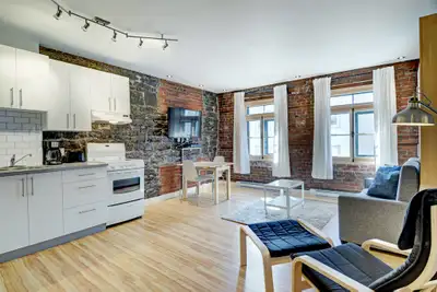 Appartement de style loft à aire ouverte meublé, situé au cœur du Vieux-Québec, au coin de la rue St...