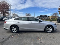 Designed to meet your everyday driving demands with ease and efficiency, this 2018 Chevrolet Malibu... (image 3)