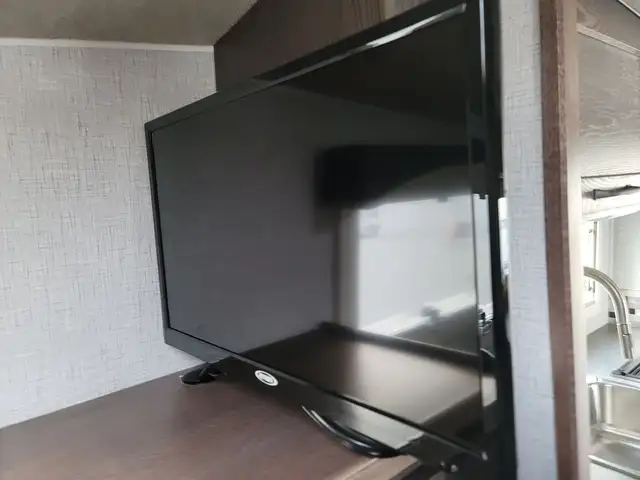 2025 Northern Lite Limited Edition 10-2EXLEDB Face-to-Face Dinet in Travel Trailers & Campers in Penticton - Image 15