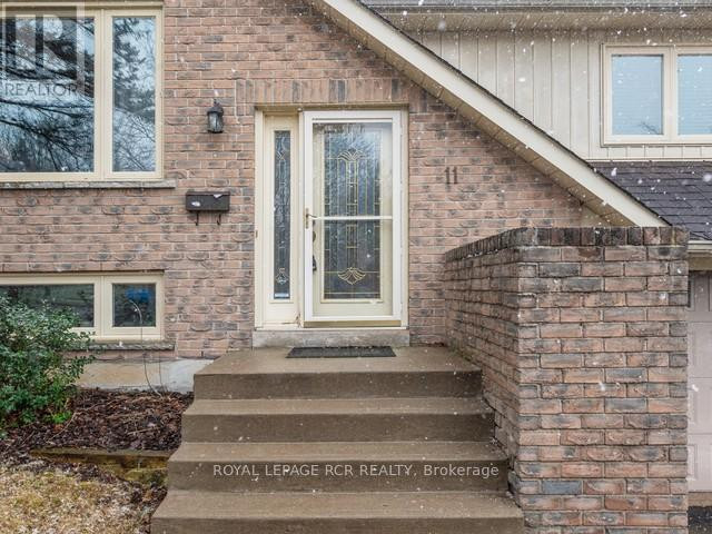 11 TERRY CRT Halton Hills, Ontario in Houses for Sale in Oakville / Halton Region - Image 3