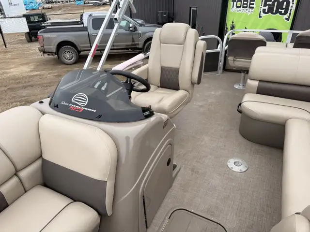 Sun Tracker Party Barge 22 XP3 in Powerboats & Motorboats in Prince Albert - Image 7