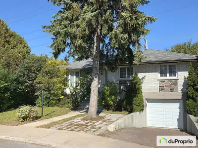 Magnifique maison avec garage à seulement 100 mètres du métro Radisson avec de belles cours avant et...