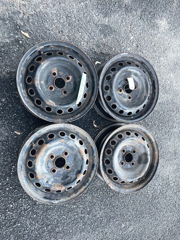 A VENDRE 4 ROUES D’ACIER 14 POUCE,,, C’ÉTAIT SUR UNE TOYOTA ECHO