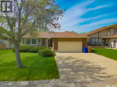 Beautifully maintained Munro-built 1,350 sq. ft. bungalow showing true pride of ownership throughout...