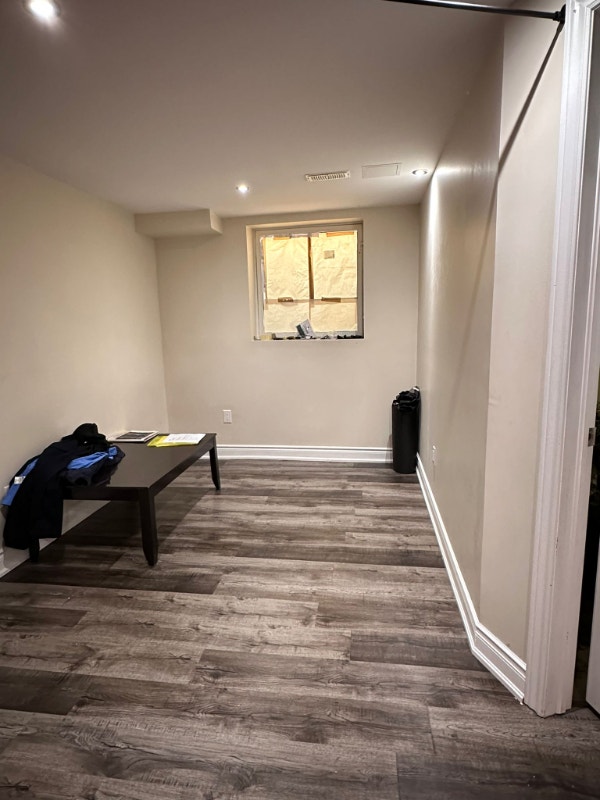 Spacious 1BHK+Den Legal Basement Apt BRAMPTON Mount GO Station Long