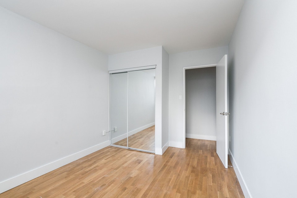 Three Bedroom, Queen and Bathurst - ID 927 5