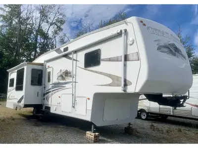 Please call Mike at 250-488-4027 for more information Beautiful 2007 Cedar Creek fifth wheel by Fore...