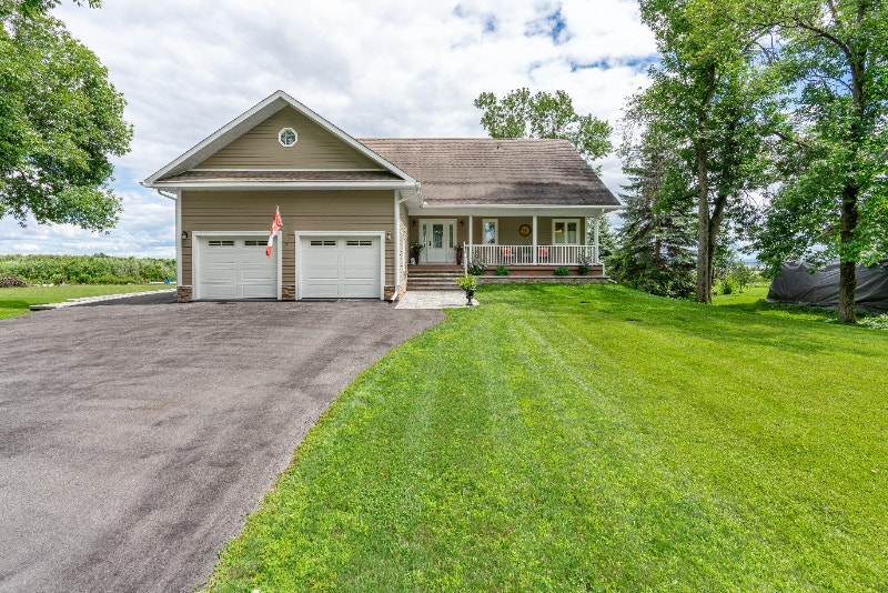 Stunning 3 bedroom home with a walkout Houses for Sale Cornwall Kijiji