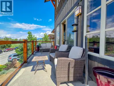 *Views! *Location! *Accessibility! Welcome to #201 Parkside Place (905 7th Avenue), right in the hea...