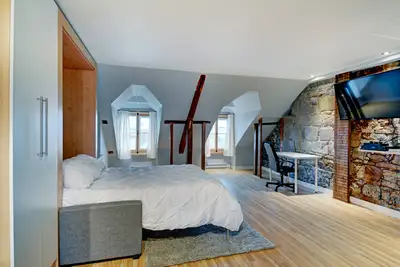 Appartement à aire ouverte entièrement meublé situé au coeur du Vieux-Québec, au coin de la rue Ste-...