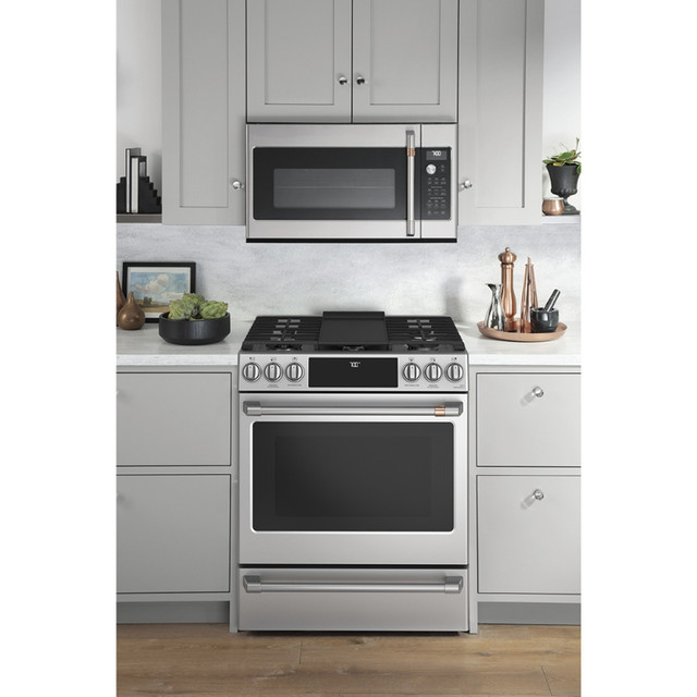 Café™ S/D 30" Slide-In Front Control Gas Oven with Convection in Stoves, Ovens & Ranges in Edmonton - Image 2
