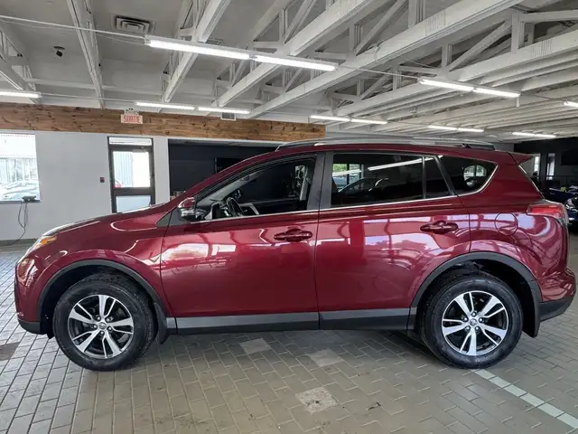 2018 Toyota RAV4 AWD XLE in Cars & Trucks in Longueuil / South Shore - Image 3