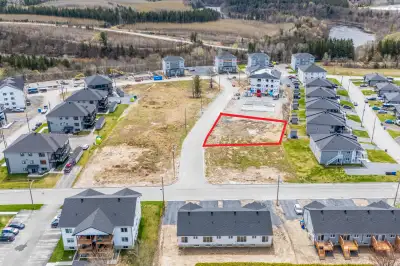 Opportunité rare! Terrain de 12 105.1 pi² situé dans un secteur locatif à East Angus. Le zonage perm...