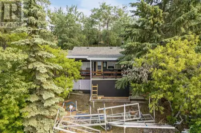 Lakefront Getaway on Clear LakeNestled on the north shore of Clear Lake, this charming 3-season cabi...