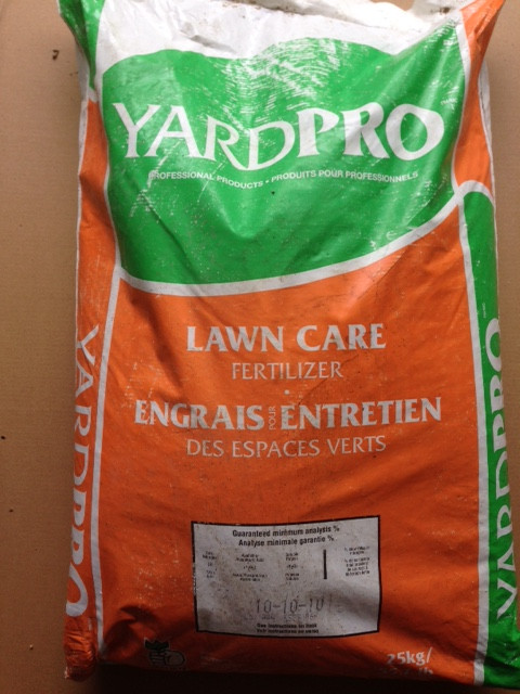 Lawn fertilizer professional product 25kg covers 10,000 in Other in Oakville / Halton Region - Image 2