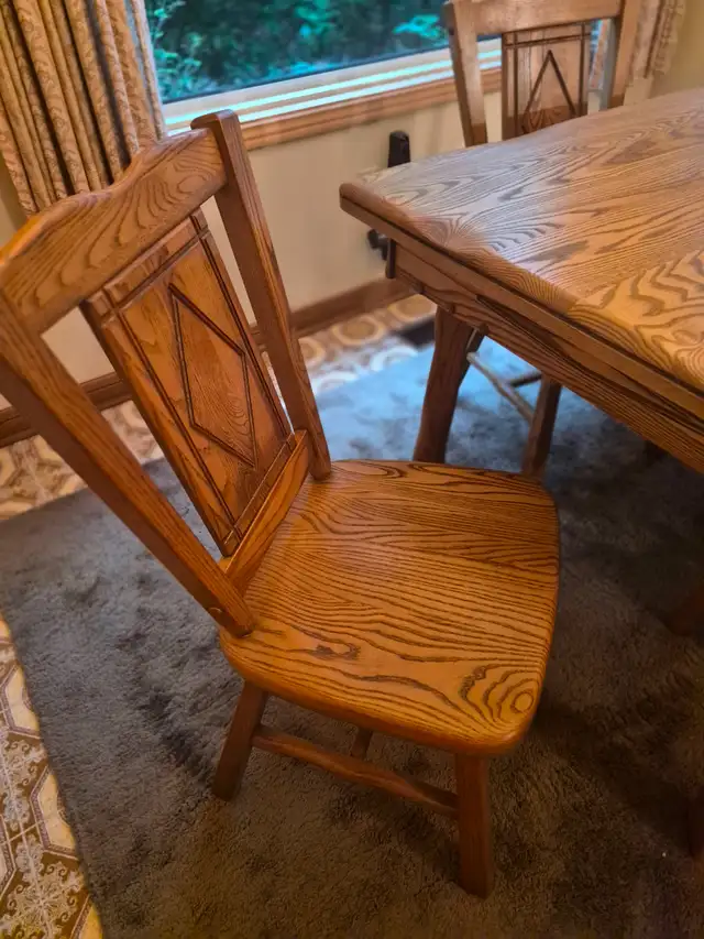 RUSTIC SOLID OAK TABLE W/ 4 CHAIRS in Dining Tables & Sets in Oakville / Halton Region - Image 6