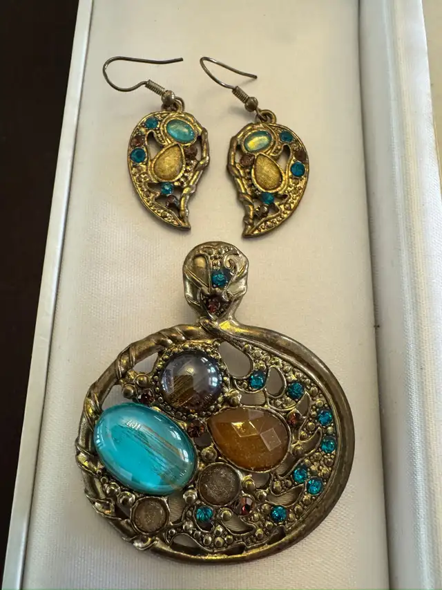 BEAUTIFUL INDIAN CHOKER SETS $20/- each in Jewellery & Watches in Markham / York Region - Image 2