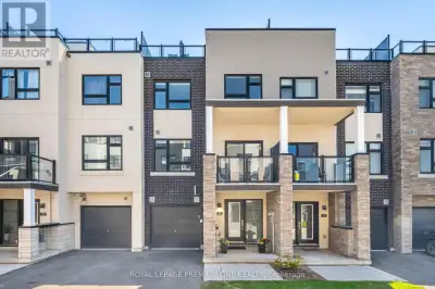 Welcome to Stationwest in Aldershot, a commuter's haven! This 3-story modern townhome has walkable a...