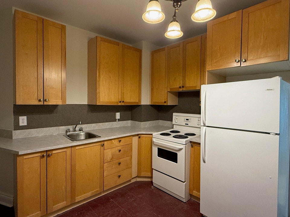 $1499 BRIGHT CHARACTER 3BDRM w/bonus! 5