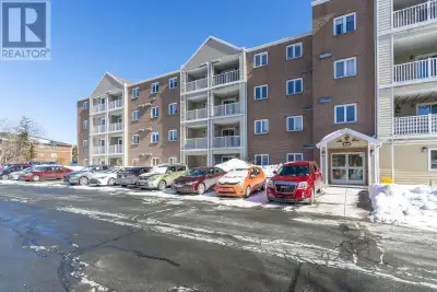 Welcome to this well-located 2-bedroom plus den condo in the highly desirable community of Clayton P...
