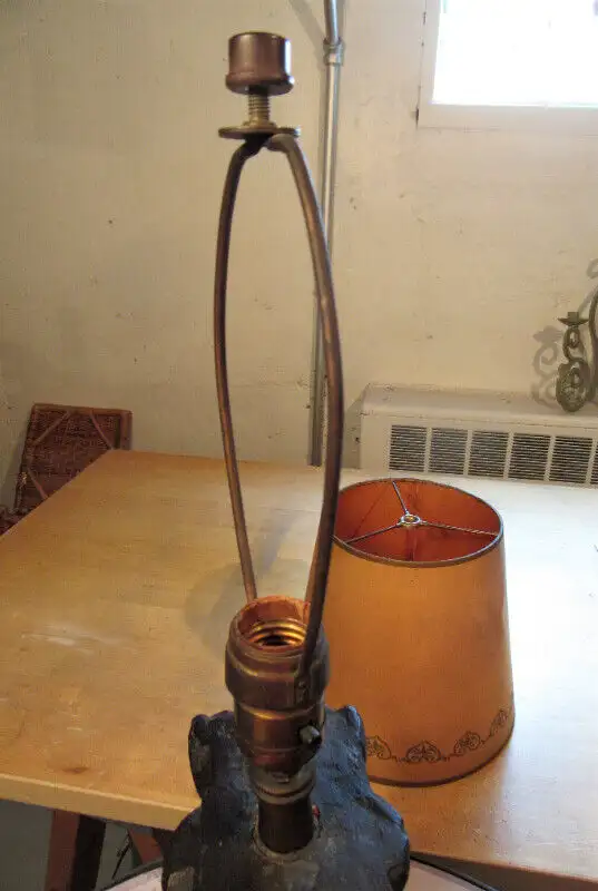 FANCY VINTAGE TABLE LAMP WITH ORIGINAL SHADE in Indoor Lighting & Fans in City of Montréal - Image 6