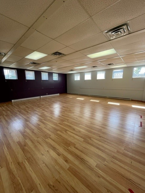 Local à louer à St-hubert, idéal pour école de danse/yoga in Commercial & Office Space for Rent in Longueuil / South Shore - Image 2