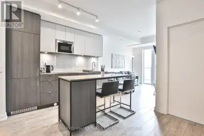 Welcome to Brightwater in Port Credit. This one bedroom plus den has upgraded finishes, laminate flo...