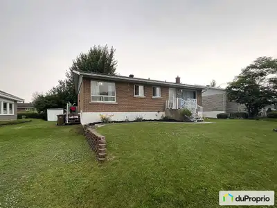 Propriété entièrement rénovée au goût du jour. Les 3 chambres, salon, cuisine et salle de bain ont é...