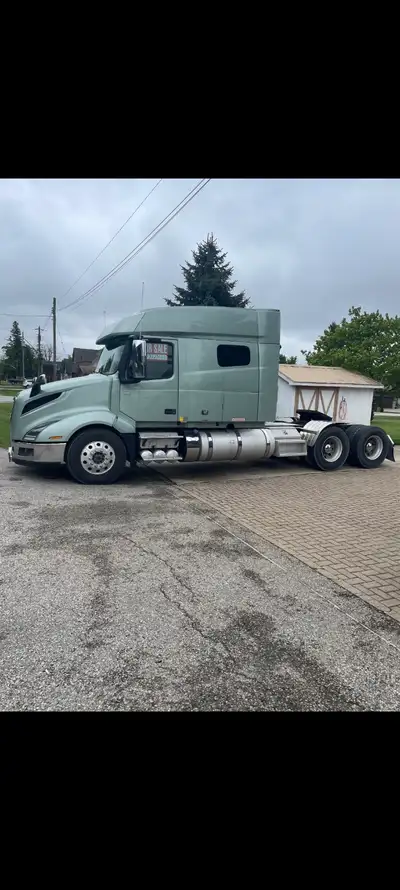 2021 Volvo VNL Sleeper Cab Semi-Truck - Well Maintained For Sale: 2021 Volvo VNL Long-Haul Truck wit...