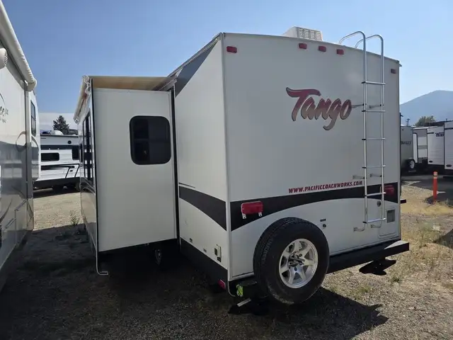 2008 Pacific Coachworks Tango 286 RBSS in Travel Trailers & Campers in Penticton - Image 4