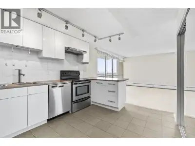 Great for first time buyers or investors! This Bachelor/studio unit gives you 542 sqft of living spa...