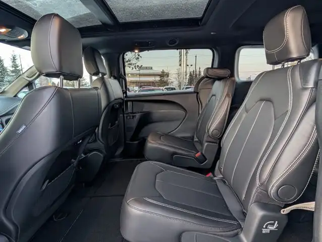 2026 Chrysler Pacifica Select in Cars & Trucks in Edmonton - Image 19