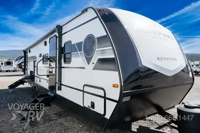Located in Winfield, BC Call or Text 250-766-4607 Voyager RV Centre 1-800-668-1447 Upgraded Equipmen...