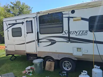 2011 Keystone Sprinter 27ft travel trailer , needs new awning fabric and some tlc $11,500 obo Graven...