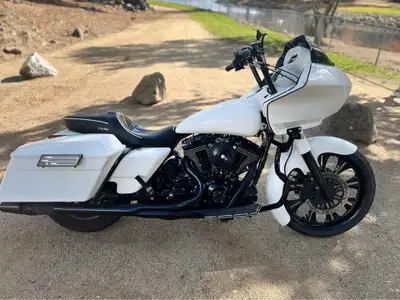 APPLY NOW: https://www.ridecollective.ca/get-pre-approved 2000 Harley-Davidson Road Glide is a class...