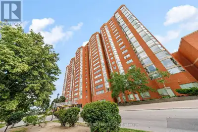 Amazing Location! Conveniently Located To Kennedy Station! Beautiful 1 Bedroom Unit Plus Den! Update...