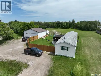 HOUSE & SHOP ON A LARGE LOT-Welcome to 221 Turbantia St. This cozy AC'd up 3 bedroom, 2 bathroom mob...