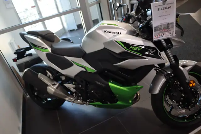 2024 Kawasaki Z7 HYBRID Silver/Green in Street, Cruisers & Choppers in Edmonton - Image 3