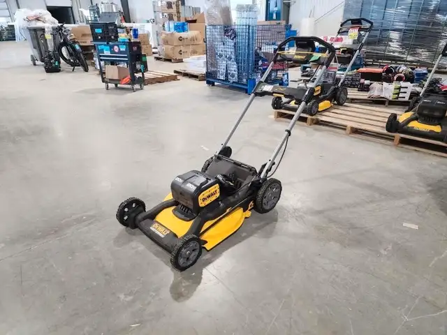 Lawnmowers, Snowblowers and more at Auction  - Ends July 8th in Lawnmowers & Leaf Blowers in Trenton - Image 3