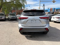 Double L Motors Ltd. Check out this stunning Silver Metallic 2021 Toyota Highlander Limited! This pr... (image 4)