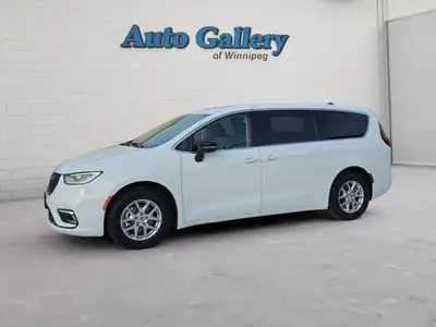 CLEAN CARFAX, LUXURY SEATING FOR 7 Discover comfort, versatility, and premium features in this 2024...