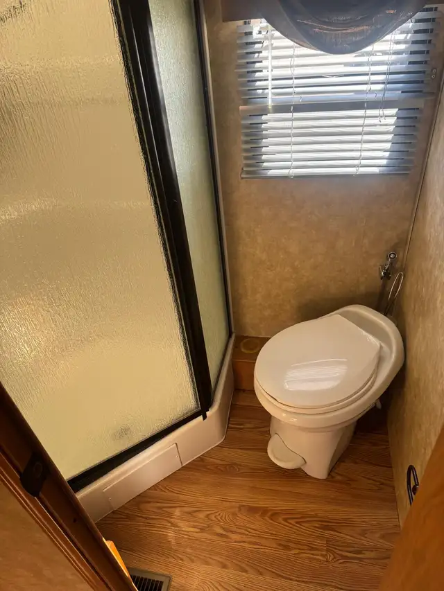 2008 Freightliner X-Line RV MINT CONDITION in RVs & Motorhomes in Calgary - Image 10